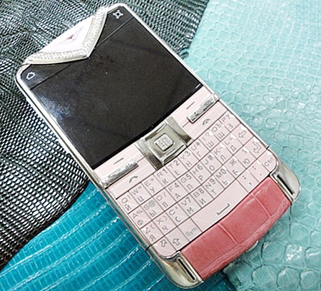 Замена кожи. VERTU Constellation QUEST кожа крокодила цвета Pink